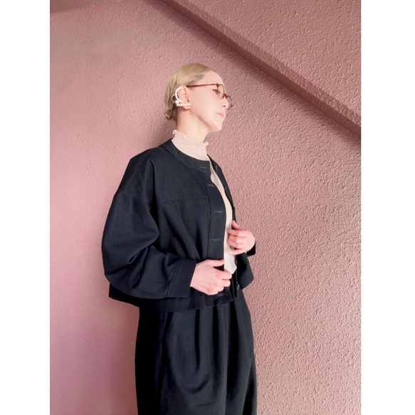 RATA❤️選擇你的長度❤️輕鬆套上，打造時尚造型❤️寬鬆版型❤️柔軟黑色牛仔外套 第3張的照片