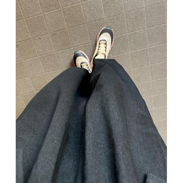 RATA❤️選擇你的長度❤️輕鬆套上，打造時尚造型❤️寬鬆版型❤️柔軟黑色牛仔外套 第17張的照片