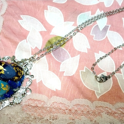 青い騎士の夢ペンダント（天然石・ブルーメノウ・ラピスラズリ・金箔  