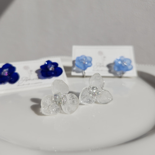 イヤリングorピアス】ガラスのように透明な紫陽花とオーロラの 