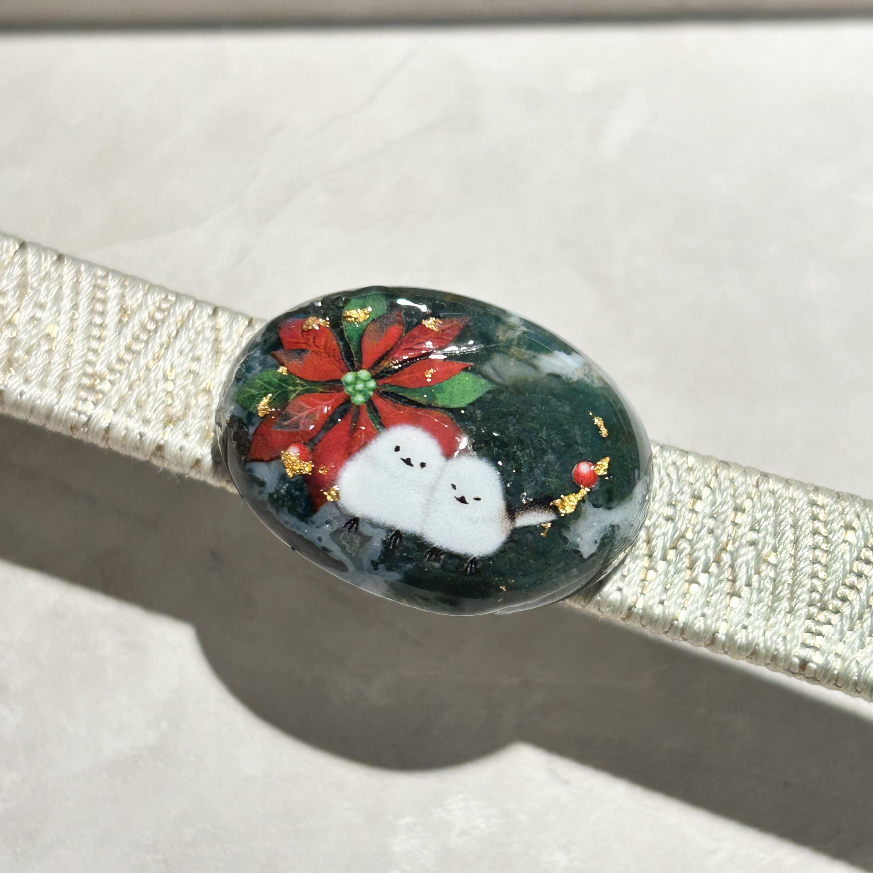 天然石モスアゲート瑪瑙とシマエナガ、金箔、ポインセチアの帯留め ポニーフック ブローチ 冬限定2024