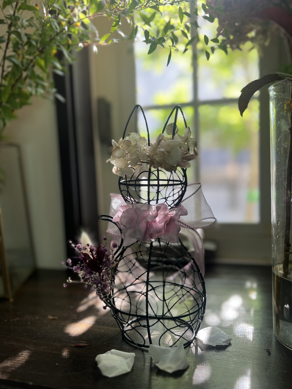 黒猫の置物 プリザーブドフラワーアレンジ オシャレ シアーリボン