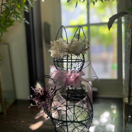 黒猫の置物 プリザーブドフラワーアレンジ オシャレ シアーリボン