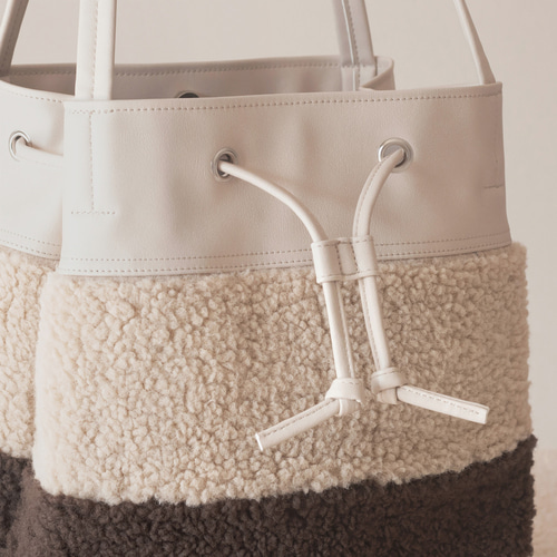 軽量で大容量巾着型トートバッグ PUxボア【ヌードxベージュxチョコ