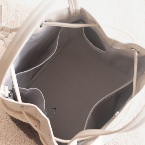 軽量で大容量巾着型トートバッグ PUxボア【ヌードxベージュxチョコ