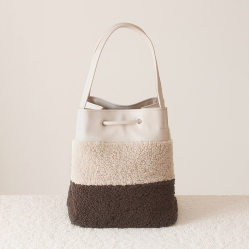 軽量で大容量巾着型トートバッグ PUxボア【ヌードxベージュxチョコ