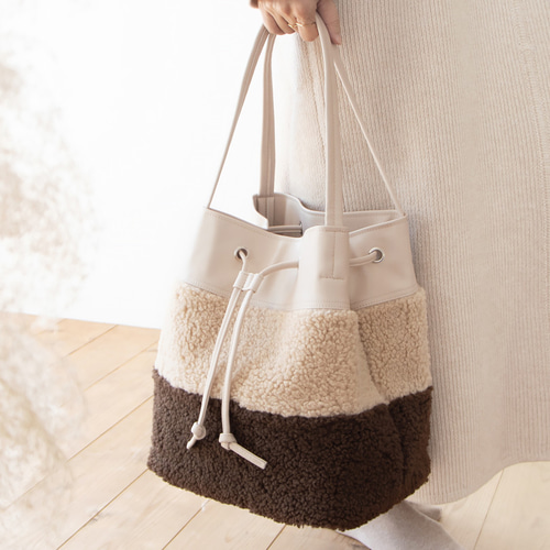 軽量で大容量巾着型トートバッグ PUxボア【ヌードxベージュxチョコ