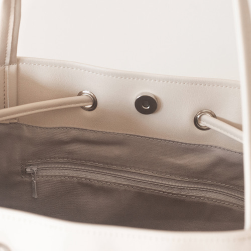 軽量で大容量巾着型トートバッグ PUxボア【ヌードxベージュxチョコ