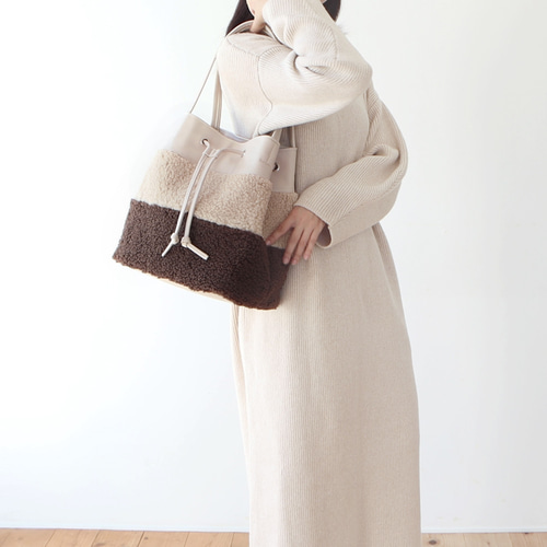 軽量で大容量巾着型トートバッグ PUxボア【ヌードxベージュxチョコ