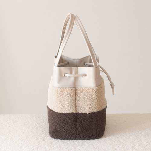 軽量で大容量巾着型トートバッグ PUxボア【ヌードxベージュxチョコ