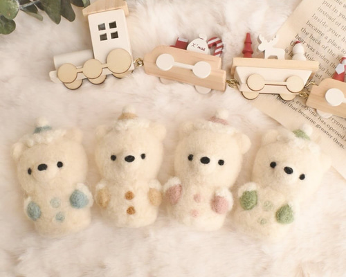 羊毛フェルト 雪だるまになった白くまさん クリスマス ぬいぐるみ