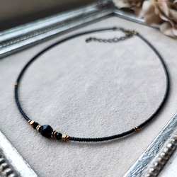 小さなブラックオニキスと真鍮ビーズのチョーカーネックレス 12枚目の画像