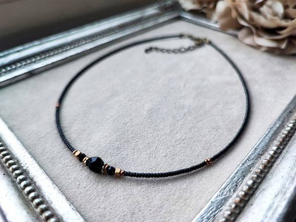 小さなブラックオニキスと真鍮ビーズのチョーカーネックレス 12枚目の画像
