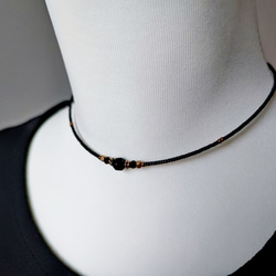 小さなブラックオニキスと真鍮ビーズのチョーカーネックレス 2枚目の画像