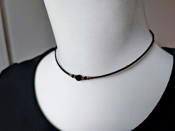 小さなブラックオニキスと真鍮ビーズのチョーカーネックレス 2枚目の画像