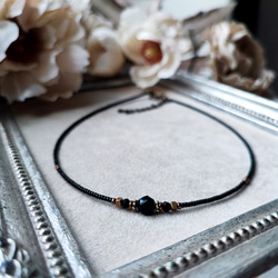 小さなブラックオニキスと真鍮ビーズのチョーカーネックレス 8枚目の画像