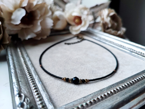 小さなブラックオニキスと真鍮ビーズのチョーカーネックレス 8枚目の画像