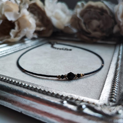 小さなブラックオニキスと真鍮ビーズのチョーカーネックレス 5枚目の画像