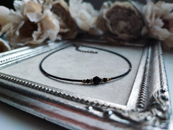 小さなブラックオニキスと真鍮ビーズのチョーカーネックレス 5枚目の画像