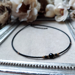 小さなブラックオニキスと真鍮ビーズのチョーカーネックレス 10枚目の画像