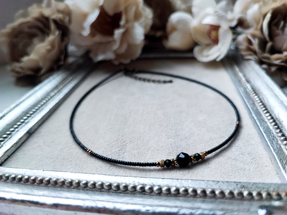 小さなブラックオニキスと真鍮ビーズのチョーカーネックレス 10枚目の画像