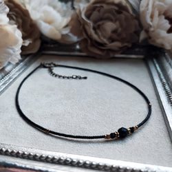 小さなブラックオニキスと真鍮ビーズのチョーカーネックレス 4枚目の画像