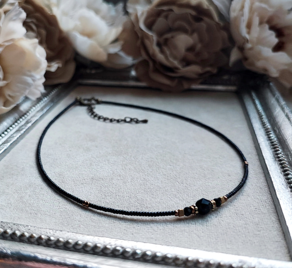 小さなブラックオニキスと真鍮ビーズのチョーカーネックレス 4枚目の画像