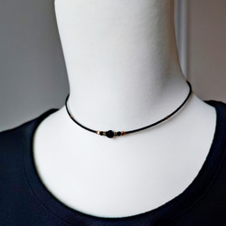 小さなブラックオニキスと真鍮ビーズのチョーカーネックレス 6枚目の画像