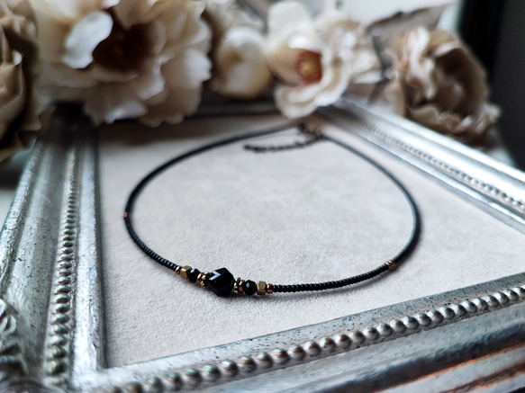 小さなブラックオニキスと真鍮ビーズのチョーカーネックレス 1枚目の画像