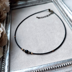 小さなブラックオニキスと真鍮ビーズのチョーカーネックレス 7枚目の画像