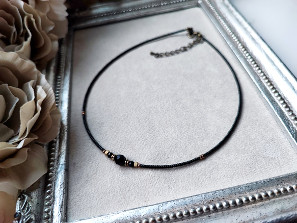 小さなブラックオニキスと真鍮ビーズのチョーカーネックレス 7枚目の画像