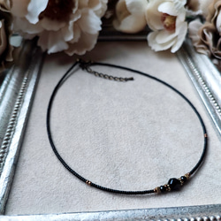 小さなブラックオニキスと真鍮ビーズのチョーカーネックレス 9枚目の画像