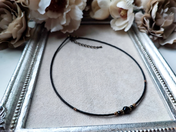 小さなブラックオニキスと真鍮ビーズのチョーカーネックレス 9枚目の画像