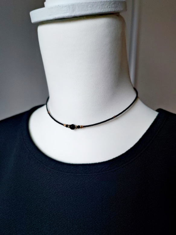 小さなブラックオニキスと真鍮ビーズのチョーカーネックレス 11枚目の画像
