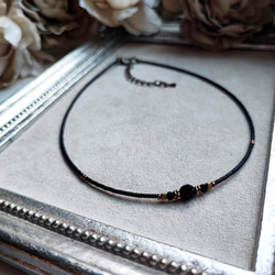 小さなブラックオニキスと真鍮ビーズのチョーカーネックレス 3枚目の画像