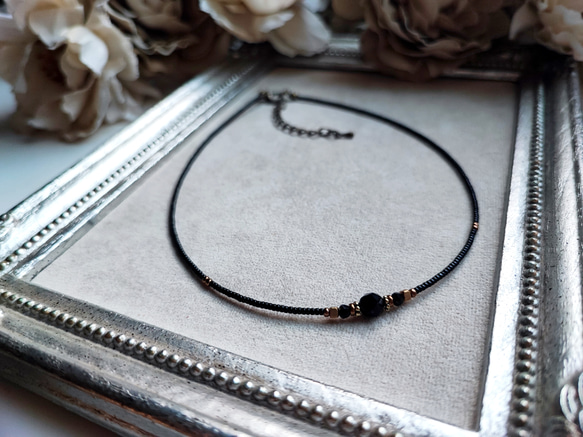 小さなブラックオニキスと真鍮ビーズのチョーカーネックレス 3枚目の画像