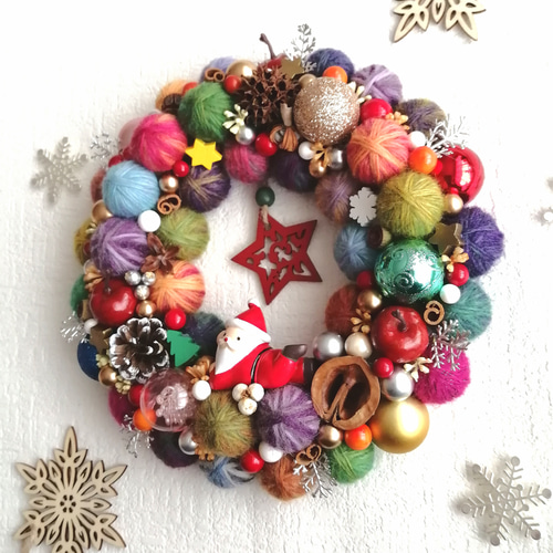 カラフルでにっこり☆毛糸玉のクリスマスリース〜寝転びサンタと