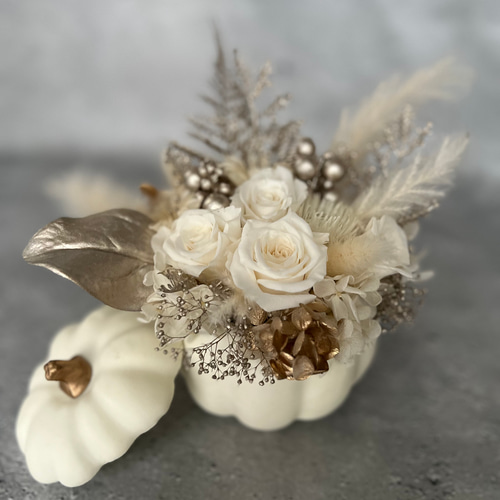 ホワイトパンプキンのプリザーブドフラワーアレンジ ウィンター デスク