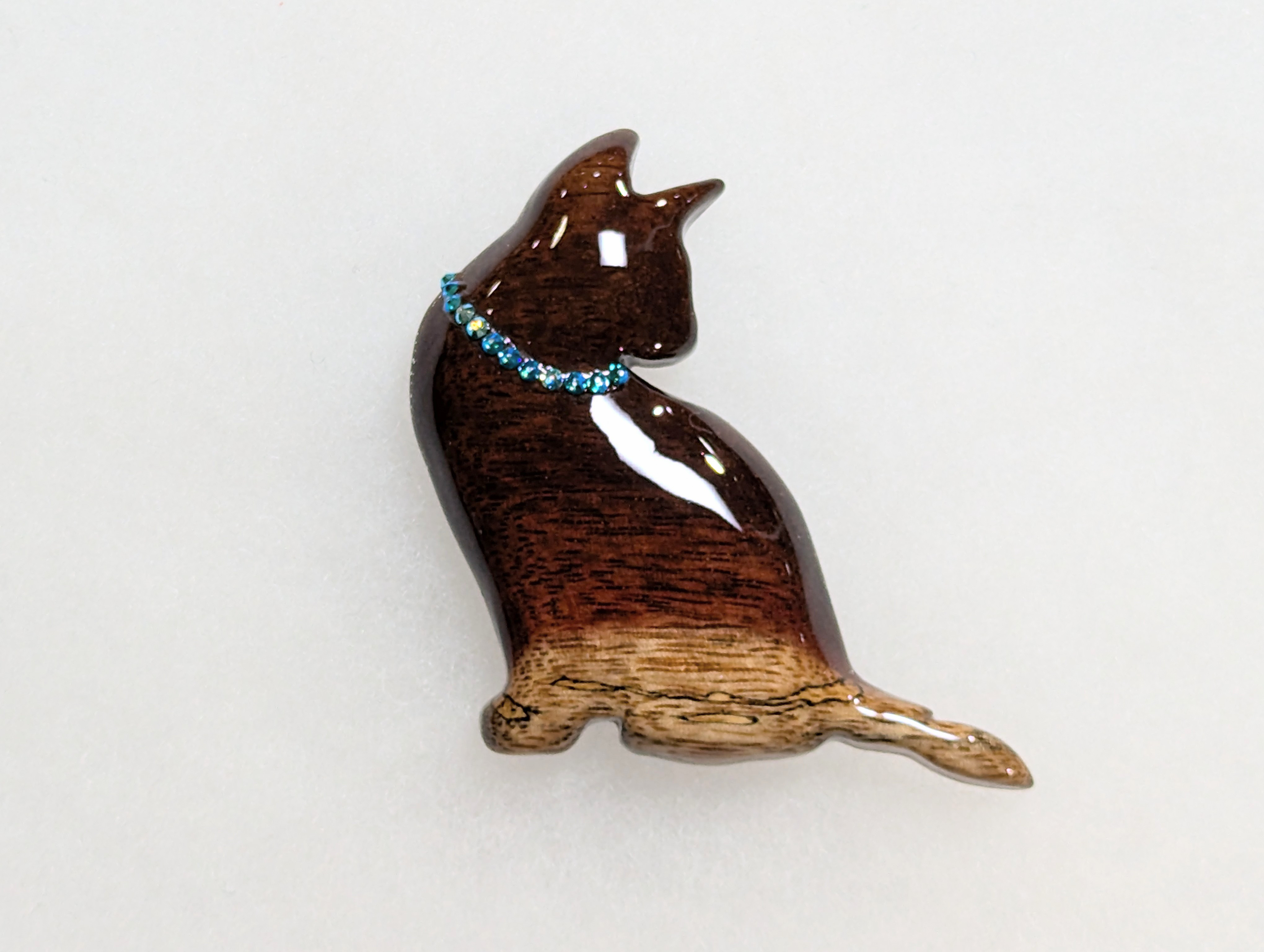 木製　ブローチ　（　猫　）