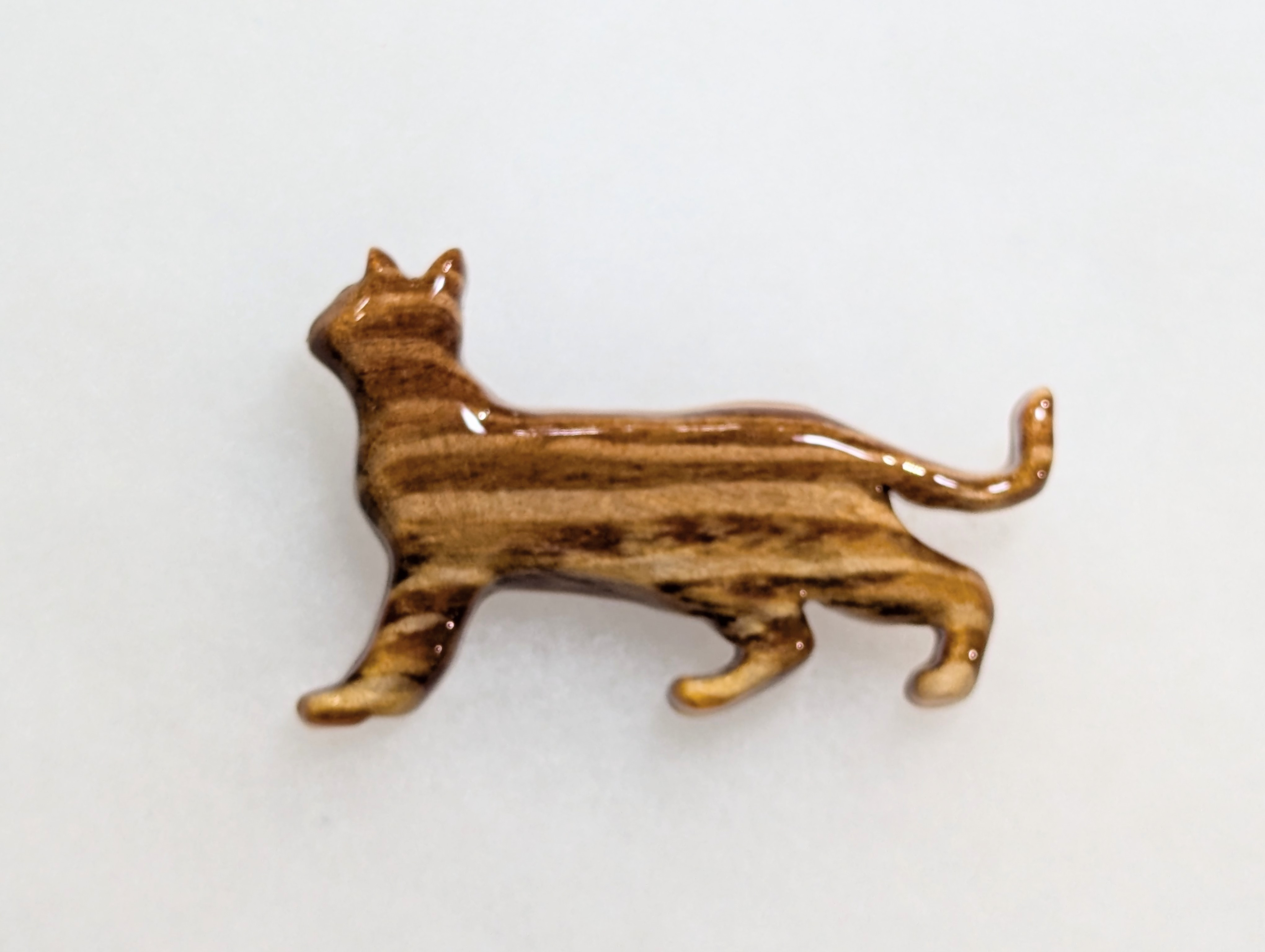 木製　ブローチ　（　猫　）
