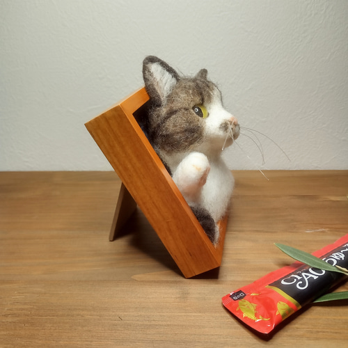 羊毛フェルト　猫　キジシロネコちゃんフレーム 羊毛フェルト 猫 キジシロ猫さん キジ白 ねこ ネコ 猫フィギュア
