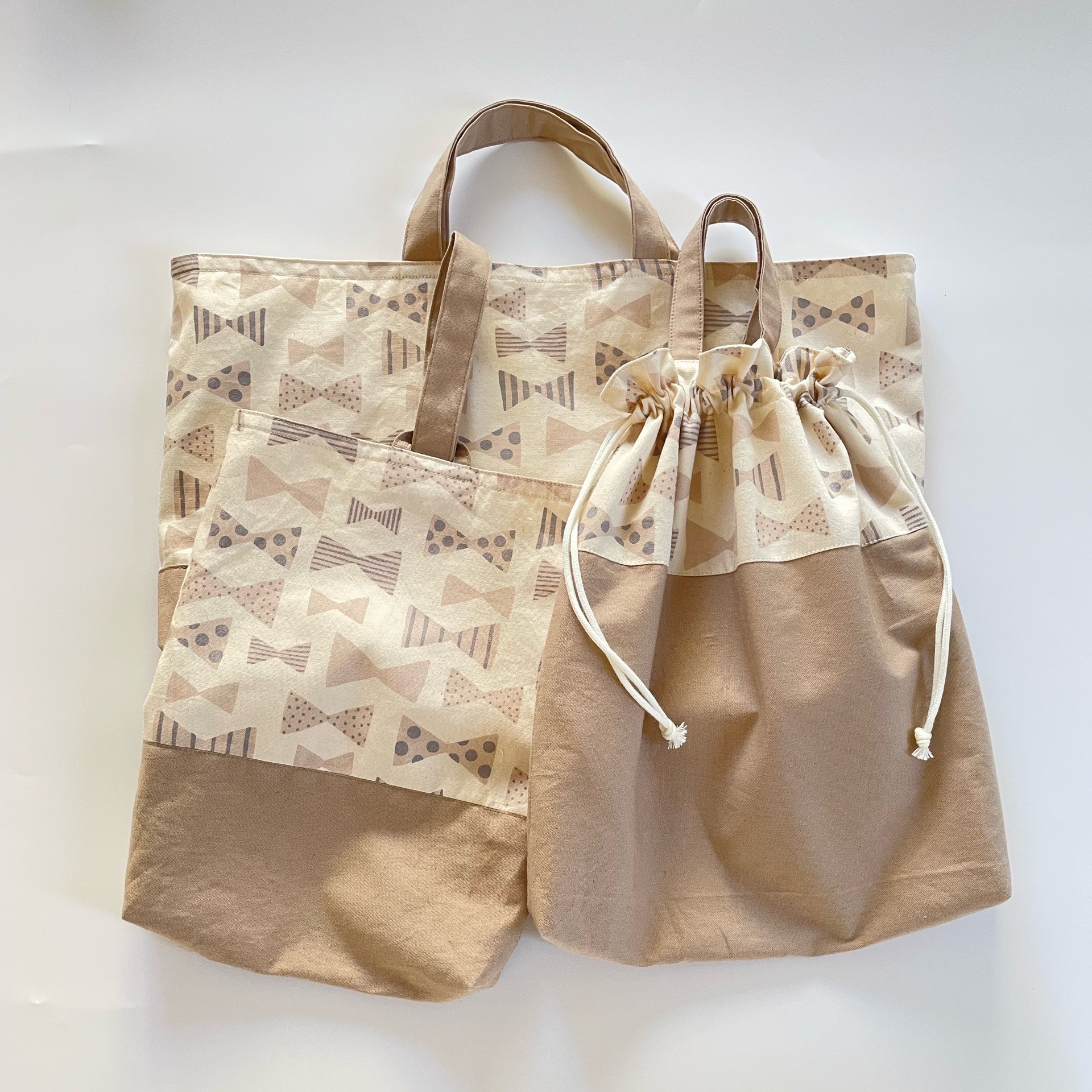 レッスンバック・お着替え袋・シューズ袋3点セット　リボン柄　ミルクティー色　くすみカラー　ナチュラル　サイズオー