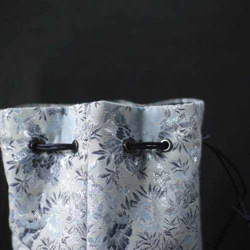 丸底巾着バッグ ラメジャガード生地 シルバーグレー 花柄 紐調節