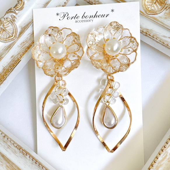 ゴールドフラワーと大ぶりカラフル雫の2Wayピアス