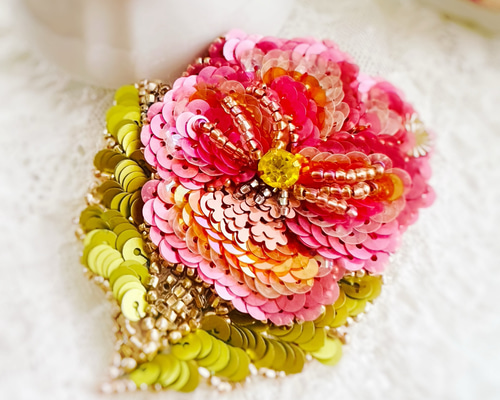 ジバンシー　ピンク花型ブローチ　40589 ジバンシー ピンク花型ブローチ 40589