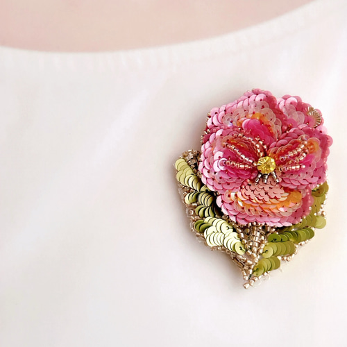 【最新入荷】 受注生産オレンジピンク】クラシカルなパンジーのブローチ アクセサリー