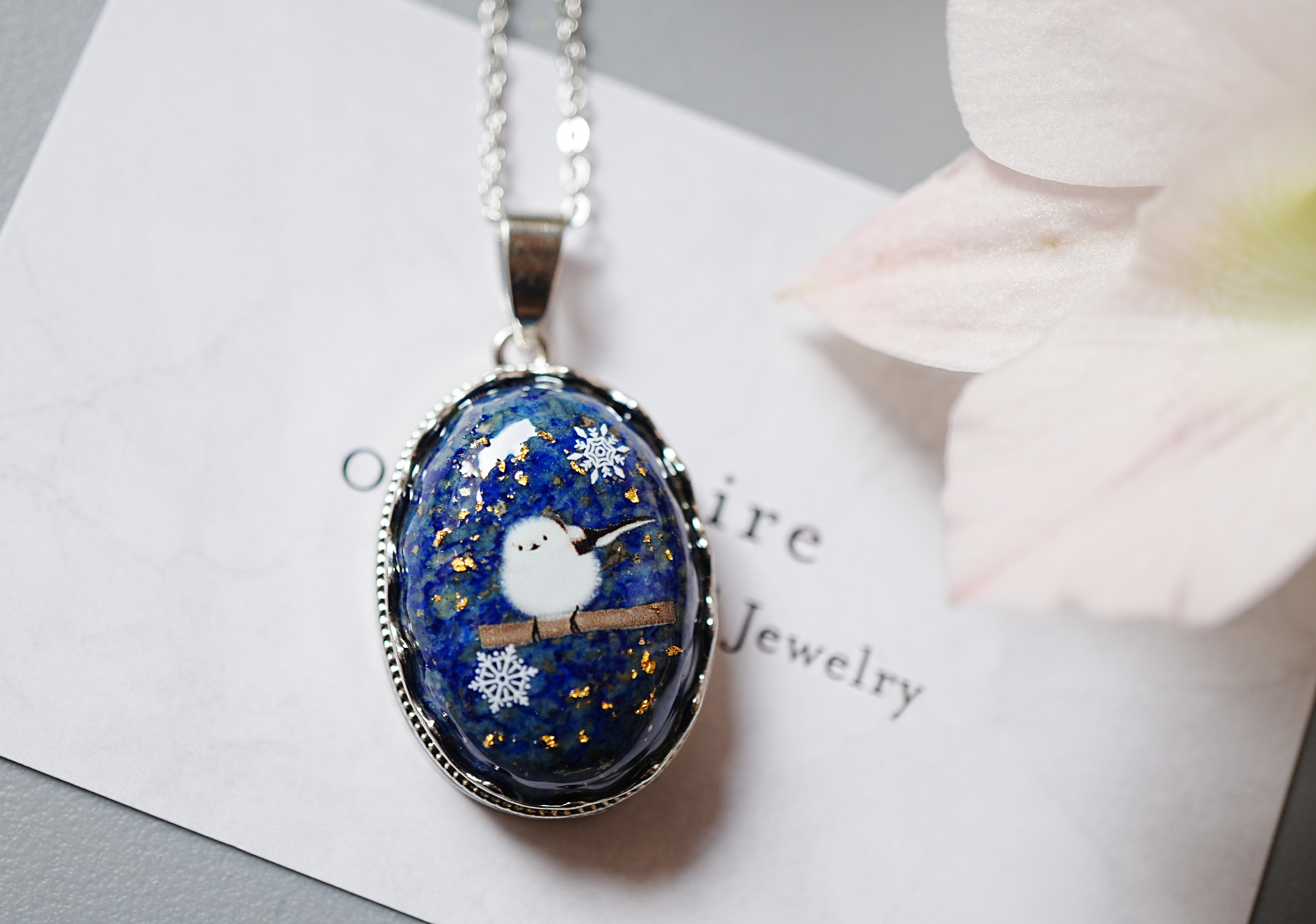 天然石ラピスラズリとシマエナガ、金箔のネックレス  ペンダント トップ