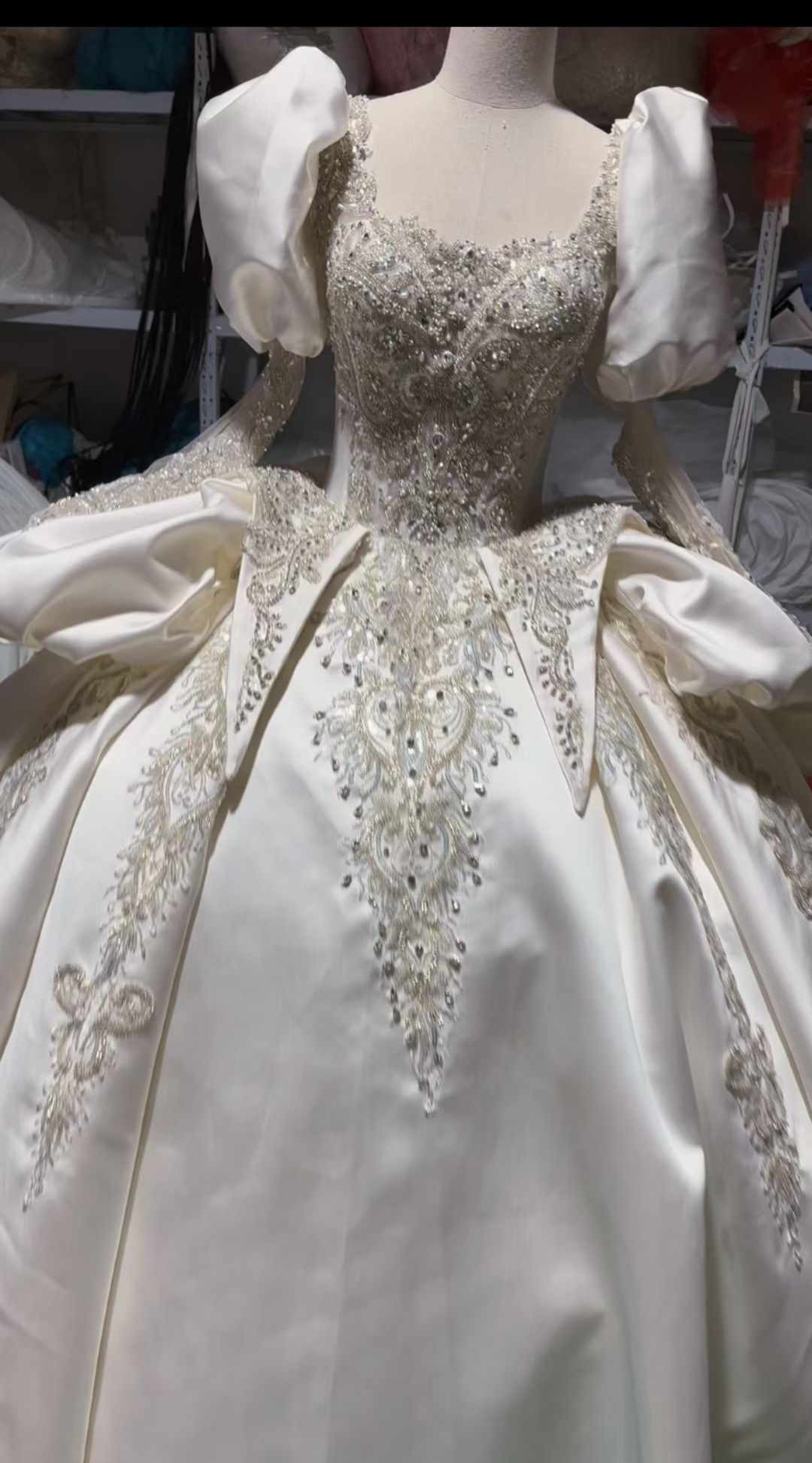 新作お勧め！大人気上昇中　秋婚冬婚　床つく　光沢サテン　パフスリーブ　ホワイト　背中開き　オーダー可能　優雅な花レース