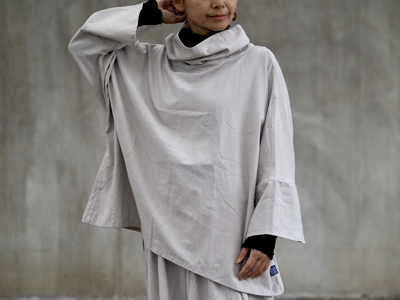 ふわっと起毛コットン/ハイネック、ポンチョ風トップス/ライトグレー