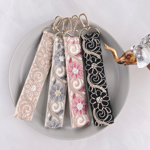 ⑅インド刺繍リボン⑅ストラップ 携帯ストラップ hanyuka handmade